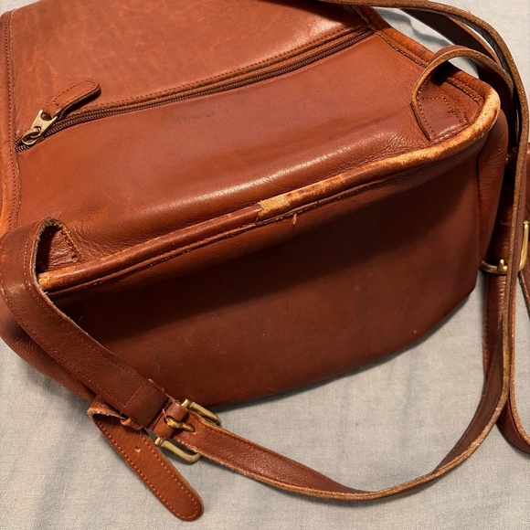 Well loved medium vintage Coach daypack turn lock in tan - Picture 3 of 10